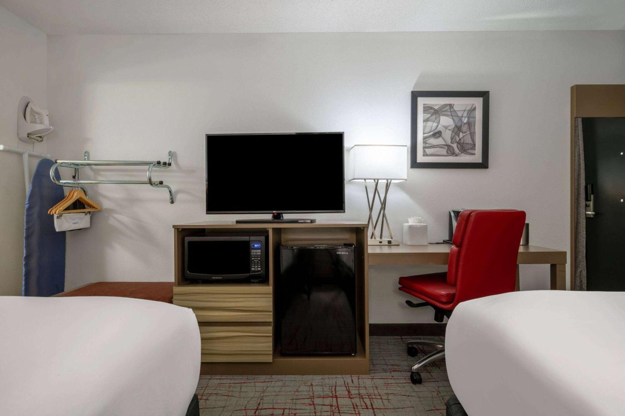 Отель Wyndham Garden Columbia-Ft Jackson Экстерьер фото