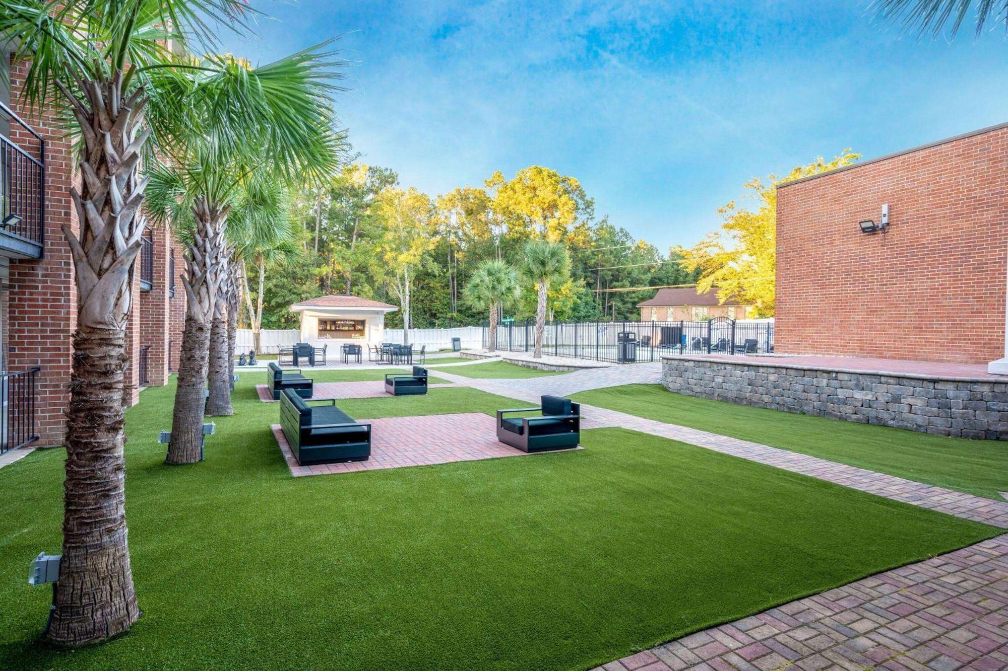 Отель Wyndham Garden Columbia-Ft Jackson Экстерьер фото