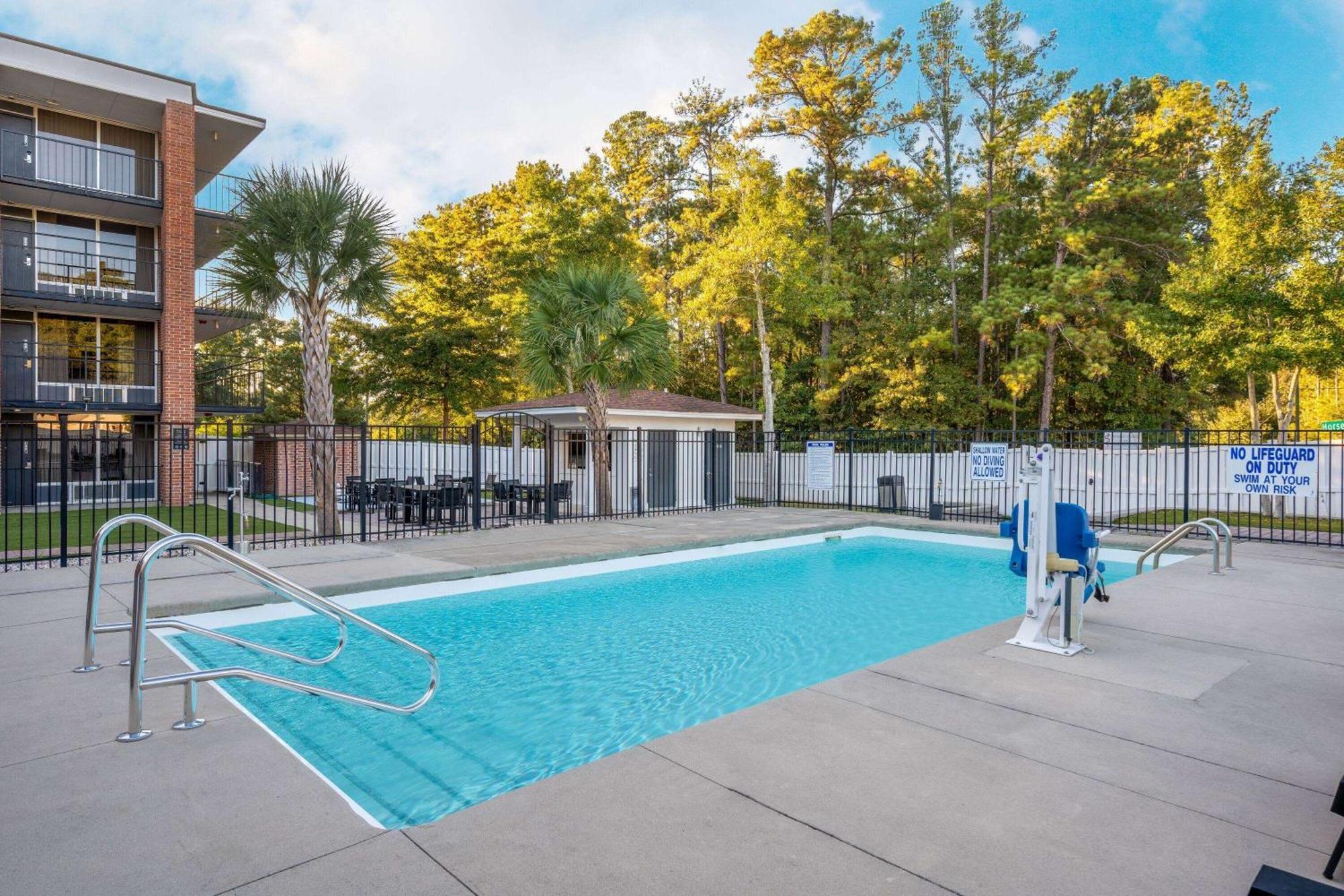 Отель Wyndham Garden Columbia-Ft Jackson Экстерьер фото